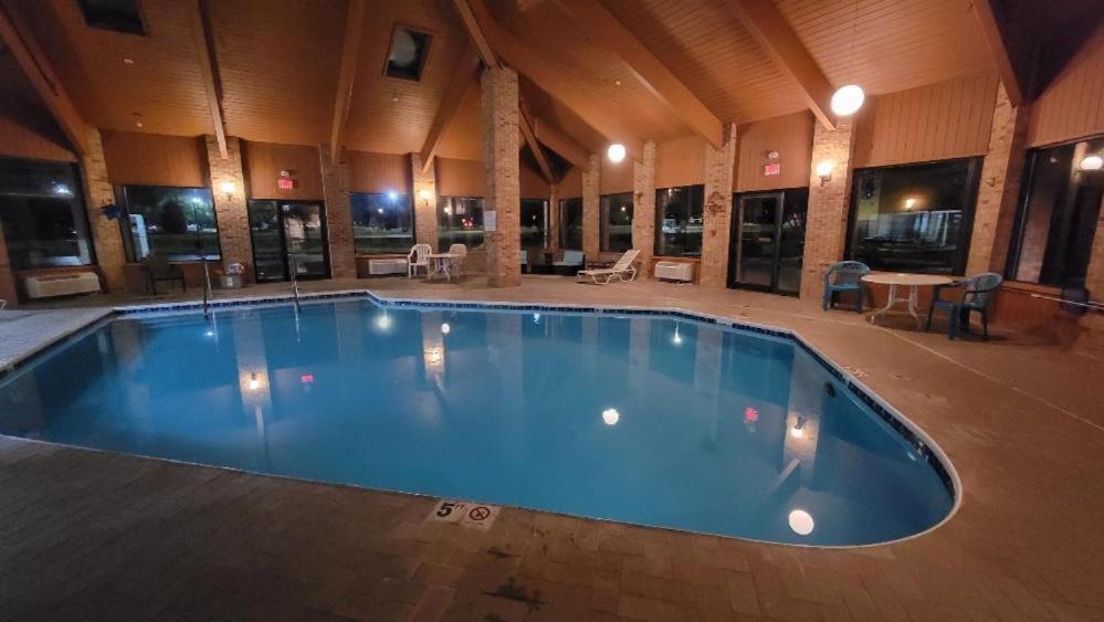 Royal Inn Suites Huntington エクステリア 写真