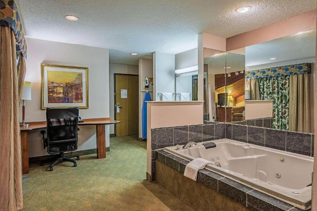 Royal Inn Suites Huntington エクステリア 写真