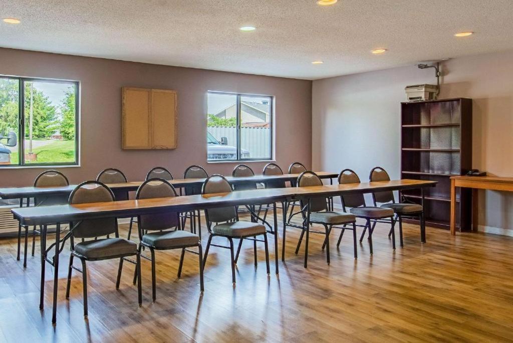 Royal Inn Suites Huntington エクステリア 写真