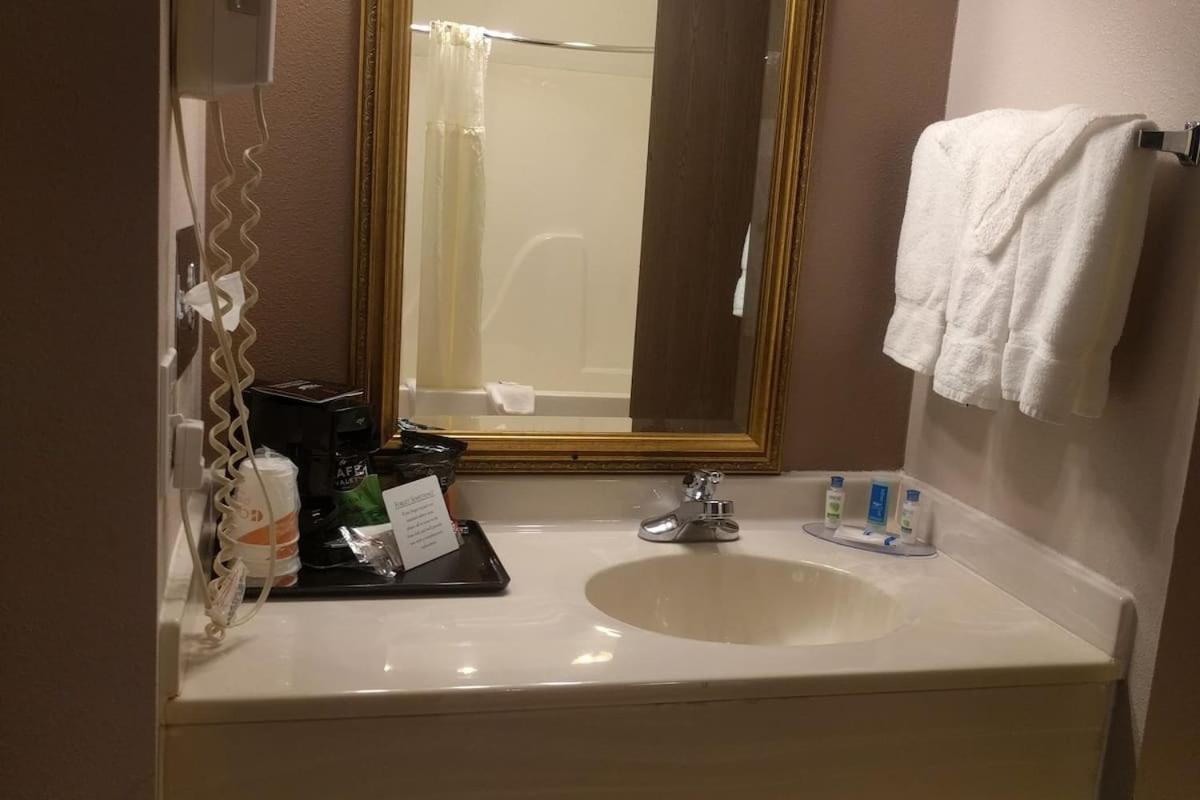 Royal Inn Suites Huntington エクステリア 写真