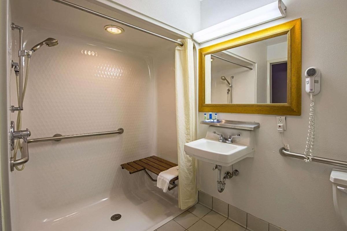 Royal Inn Suites Huntington エクステリア 写真