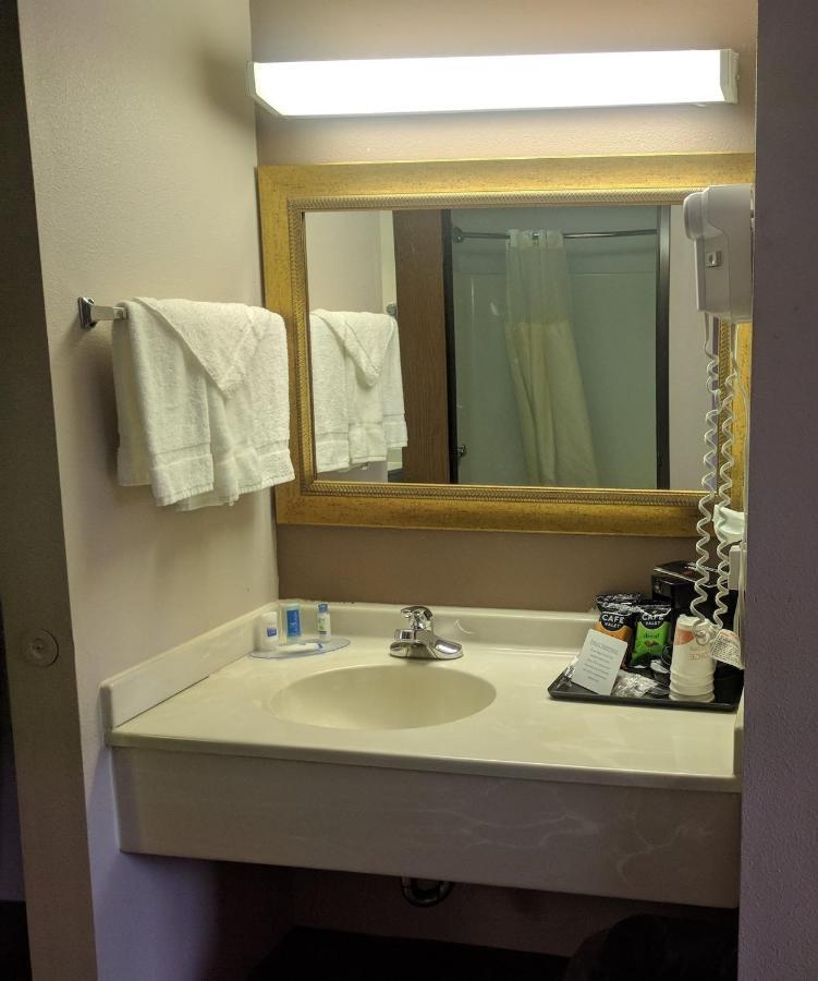 Royal Inn Suites Huntington エクステリア 写真