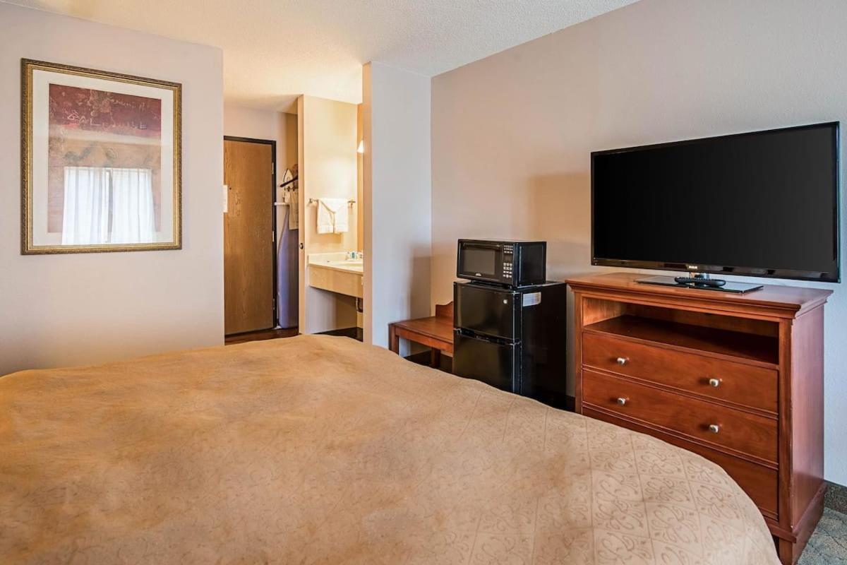Royal Inn Suites Huntington エクステリア 写真